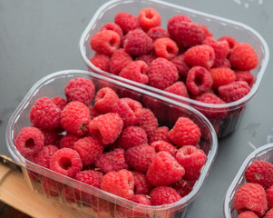 Himbeerschale auf dem Markt