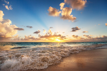 Sunrise on the beach of Caribbean sea - obrazy, fototapety, plakaty