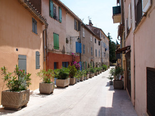 Fototapeta na wymiar A small street in Saint Tropez