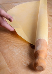 Pasta all'uovo, sfoglia fatta a mano per tagliatelle e altri formati