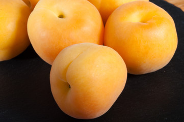 Aprikosen am schwarzen Hintergrund