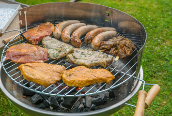 Steaks und Wurst auf dem Grill