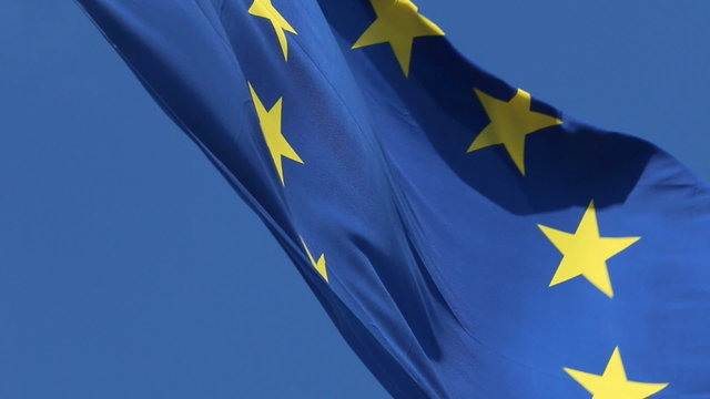Europ&auml;ische Flagge mit blauem Himmel Hintergrund