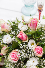 festlicher Blumenstrauß als Tischdekoration