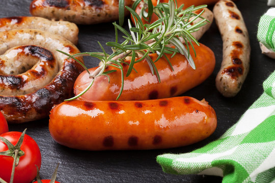 Grilled sausages with rosemary and tomatoes