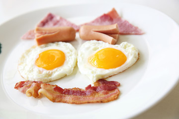 Breakfast with bacon , fried egg and orange juice