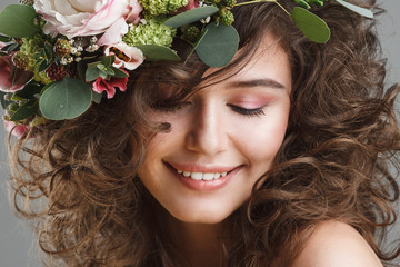 Naklejka premium Stubio beauty portrait of cute young woman with flower crown