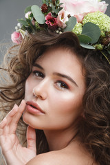 Naklejka premium Stubio beauty portrait of cute young woman with flower crown