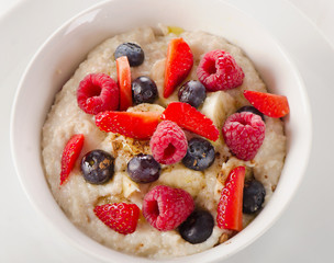 Oatmeal with fresh Berries for a Healthy Breakfast.