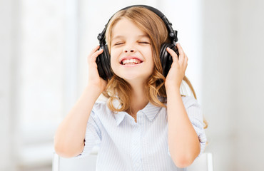 Fototapeta premium girl with headphones listening to music