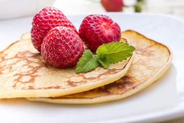 Pancakes / Pancakes with fresh strawberries
