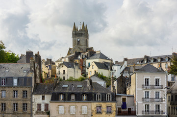 Fototapeta na wymiar La ville Quimperlé en Bretagne avec l'église Saint Michel 