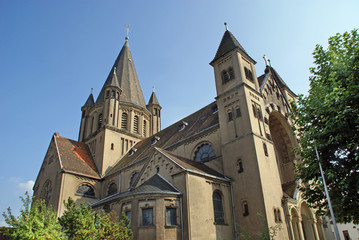Fototapeta na wymiar Kloster am Rande der Stadt, die Herz Jesu Kirche Saarbrücken