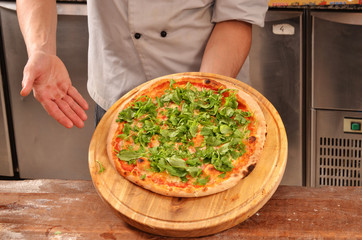 Preparando y cocinando pizza con vegetales. 
