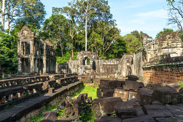 Fototapeta na wymiar sight of the building known as library inside the archaeological enclosure of preah khan, siam reap, cambodia