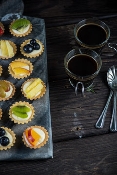 Fresh fruits mini tartlets served with coffee