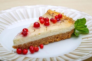 Cheesecake with berries and mint
