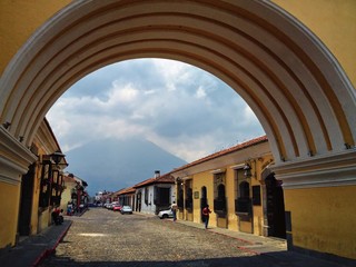 Obraz premium Santa Catalina Arch frames Volcano in Colonial Antigua, Guatemala
