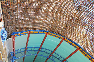 Tunnelbaustelle mit Stahlgitter zur Bewehrung von Stahlbeton und Verschalung mit Thermoplatten