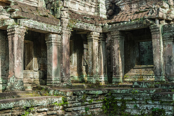 Fototapeta na wymiar windows and pillars of a gallery in a building in ruins in the archaeological enclosure of preah khan, siam reap, cambodia