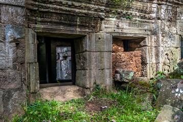 Fototapeta na wymiar windows in a building in ruins in the archaeological enclosure of preah khan, siam reap, cambodia