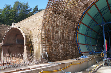 Tunnelbaustelle mit Gitter für Bewehrung von Beton zu Stahlbeton - Baustelle mit Tunneleinfahrten