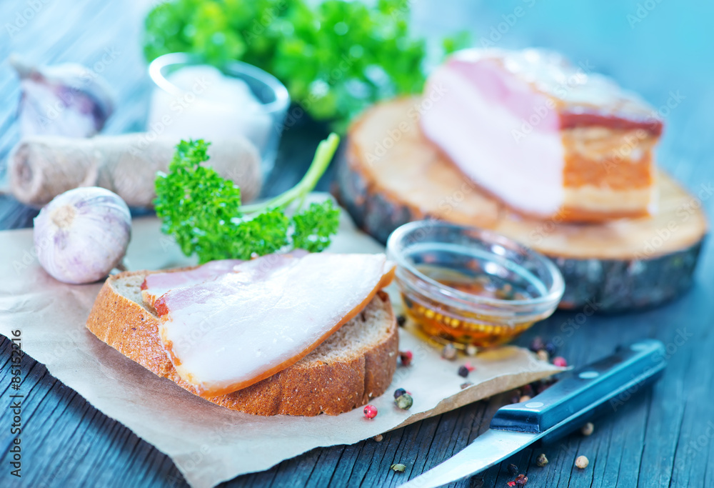 Sticker smoked lard with bread