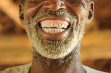 Sonrisa masculina africana