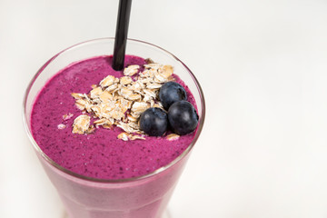 fresh smoothie witn oat flakes and blueberry