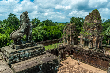 Fototapeta na wymiar general sight and statue of vigilant lion of the archaeological place of pre rup in siam reap, cambodia