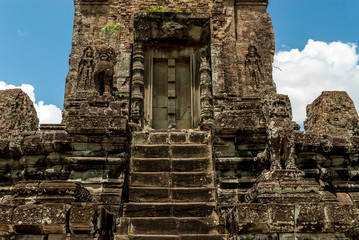 Fototapeta premium sight of the central prasat in the archaeological pre rup place in siam reap, cambodia