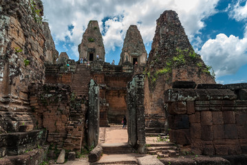 Fototapeta na wymiar sight of the central prasat from a library in ruins in the archaeological pre rup place in siam reap, cambodia