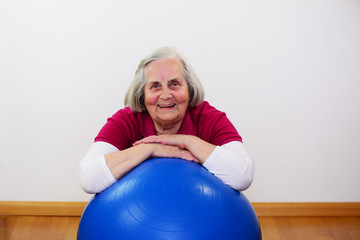 Seniorin beim Rückentraining