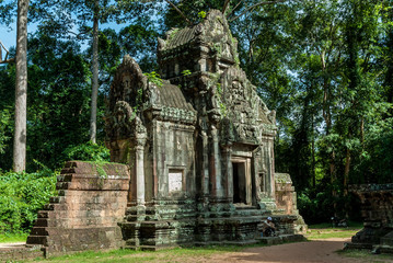 Fototapeta na wymiar gopura with remains of wall of laterite of the temple of thommanon in siam reap, cambodia