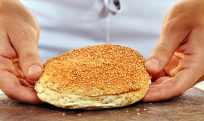 Obraz na płótnie Canvas Cortando preparando pan para hamburguesa.