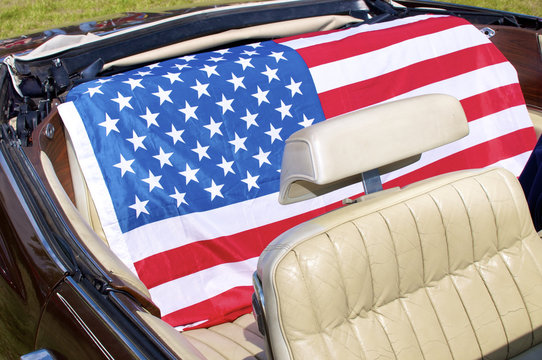 Amerikanische Flagge auf dem R&uuml;cksitz eines Cabriolets.