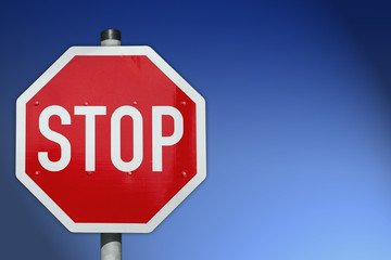 Stopschild mit blauem HG