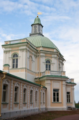 Fototapeta na wymiar king palace in Lomonosov