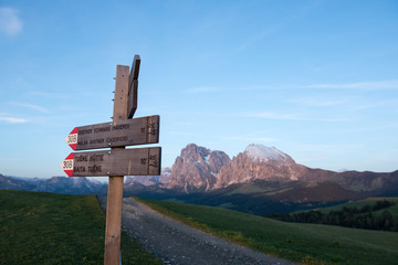 Wanderwege auf der Seiser Alm mit Lankofelmassiv im Hintergrund, Südtirol, Italien