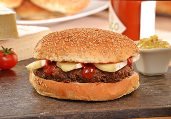 Hamburguesa con queso brie e ingredientes.