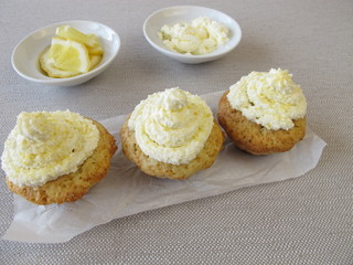 Zitronen-Cupcake mit Cremehäubchen