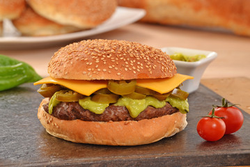 Hamburguesa con jalapenos y guacamole.