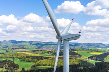 Drohnenfoto einer Windkraftanlage im Harz