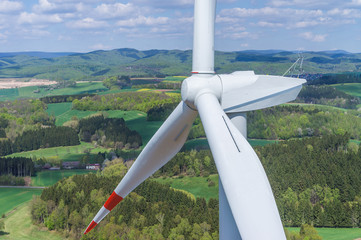 Drohnenfoto einer Windkraftanlage im Harz