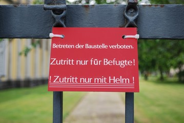 Betreten der Baustelle verboten, Zutritt nur für Befugte, Zutritt nur mit Helm