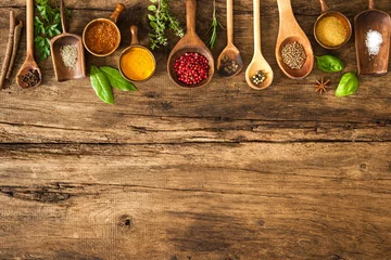 Keuken spatwand met foto Kleurrijke kruiden op houten tafel © Alexander Raths