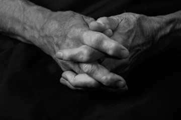 Manos de hombre anciano.