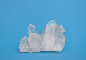 Bergkristall auf blau