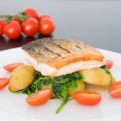 Crispy salmon with spinach, potatoes and tomatoes