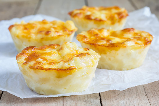Macaroni and cheese baked as a little pies